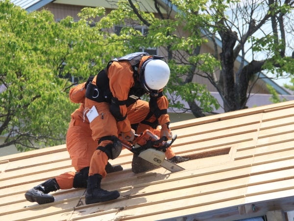 垂水市消防職員は「人の命を守りたい」という強い使命感を持ち、24時間「市民の生命・財産」を守っています。