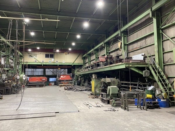 会社1階の製缶場です。　　　　　定盤という鉄の上でものづくりをしていきます。