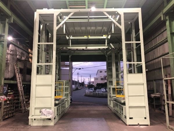 電車の塗装装置です。電車に色を施していきます。