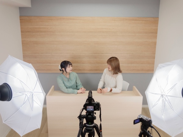 【会議室】9名収容の会議室。打ち合わせはもちろん、ライブ配信や動画編集にも対応可能です。