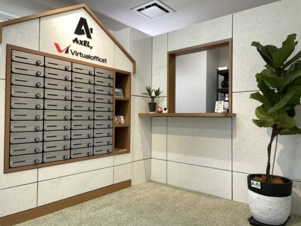 【受付・エントランス】コワーキングスペース「アクセル」の受付・入り口です。