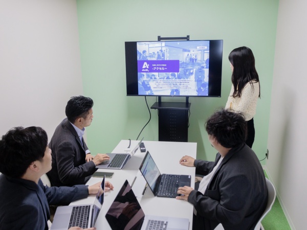 【会議室】75インチモニター完備。面接・来客対応にも対応できる便利な空間です。