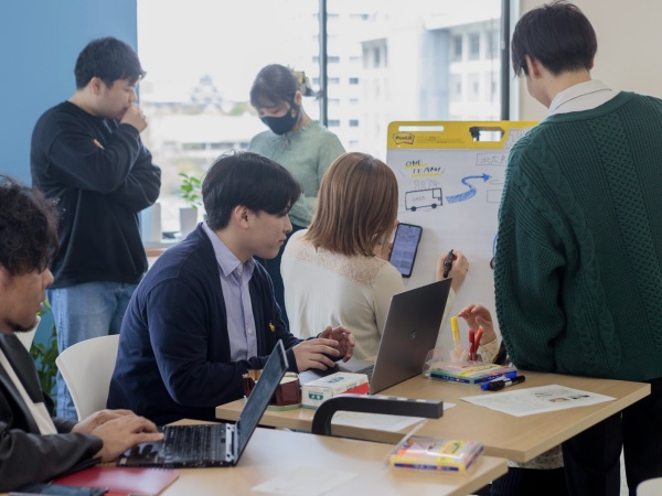 【イベントスペース】最大30名が利用できる広々とした空間。研修やワークショップ、学びの場として活用されています。