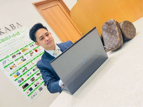 店舗には基本1人ですが、他店舗のスタッフと気軽にコミュニケーションを取りながら業務を進めています。困った時もすぐに相談しやすい環境です。