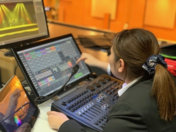 元バンドマン、元番組制作スタッフ、「カメラ、映像制作、音楽鑑賞が趣味」というメンバーが活躍しています。趣味が活かせる仕事です。