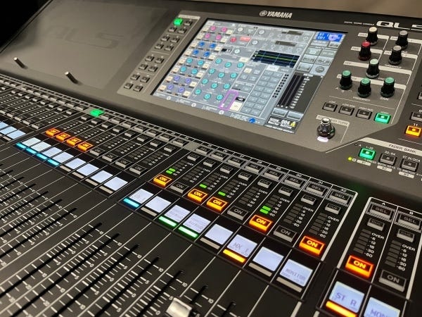 音響のボリューム、照明の角度…。細かい調整が結婚式やイベントの満足度につながります。