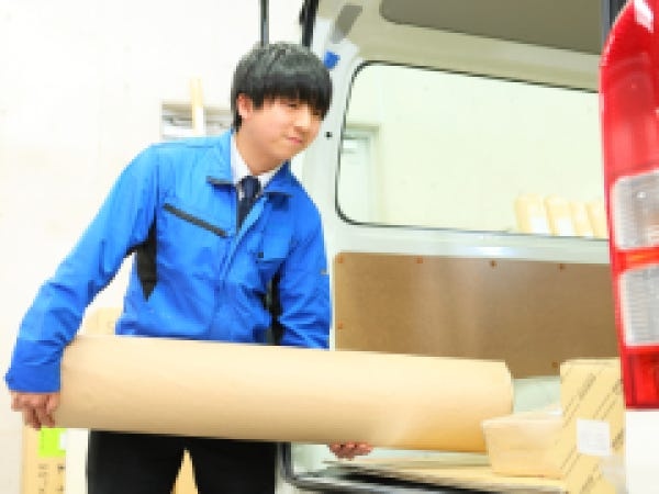 各拠点に10～15名ほどの営業が在籍。全員男性で、平均年齢は35歳です。