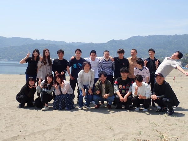 【一部集合写真】　　　　　　　　　どんなメンバーが在籍しているのかご参考に。弊社は役職名で呼ばないようにしている為、フラットな関係性です。