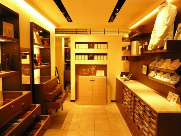 イタリア製アパレル販売スタッフ（企画・EC運営）/未経験歓迎