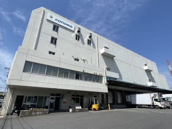 営業所外観になります。隣にコンビニ、目の前にスーパーもあります。