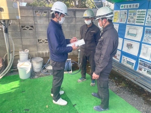建設現場チーム　各現場で朝礼を行い作業ポイントや安全に作業が出来るようにミーティングを行います。