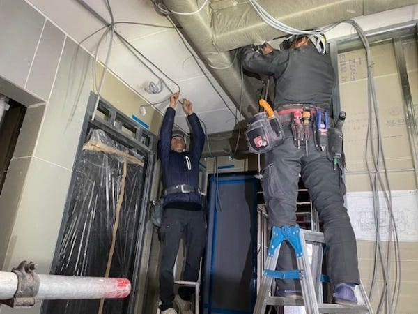 屋内配線作業中