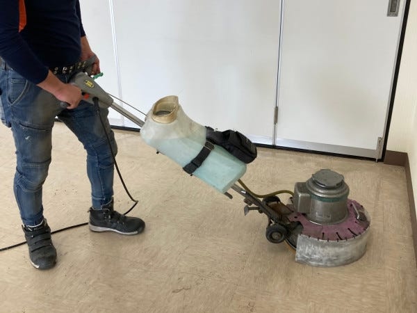 施設管理作業の風景です。商業施設やマンション、公共施設の日常清掃、床磨き、ワックスがけなどを行います。