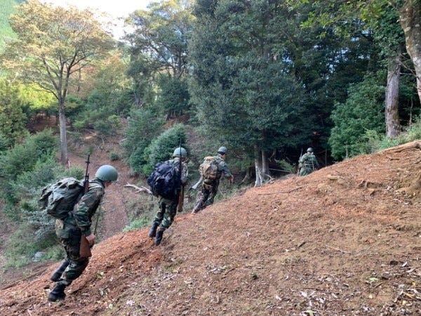 サバイバルゲーム場から始まった弊社。広大な敷地の山レンタルサービス「キャンプ・キタユガノ」にて社員については規律研修を実施しています。