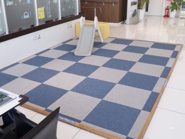 店舗内のキッズスペース。お客様がご家族でいらっしゃることも多く、お子様の成長を見守ることもできます。