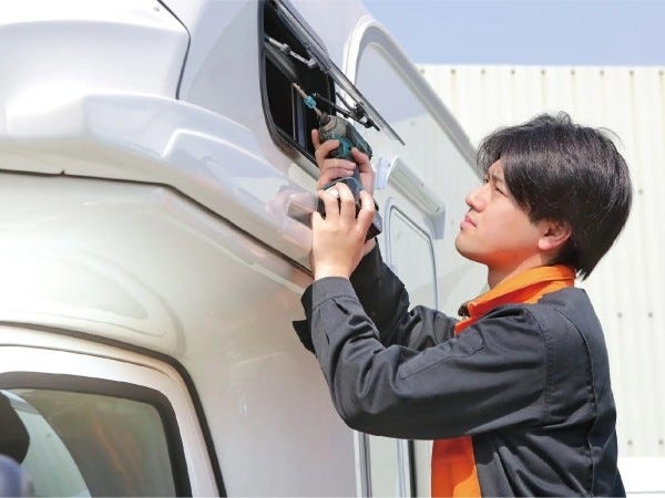 クルマとものづくりが大好き。入社後は何もかもが新鮮。作業も一から先輩に教わりながら覚えることができたのはありがたかったです。