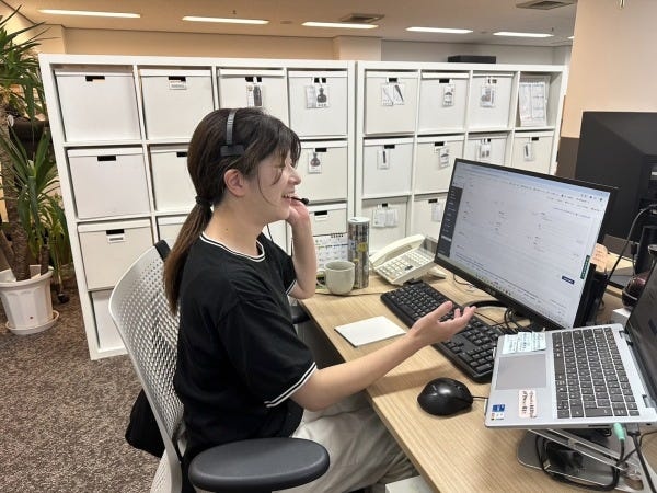 女性社員、ママも大活躍中！お客様とのやり取りは、ヘッドセットをつけて対応！
