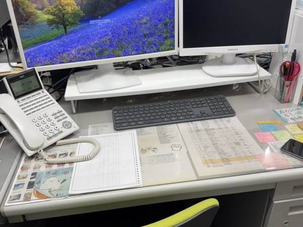 モニター２台でペーパーレスな業務です。