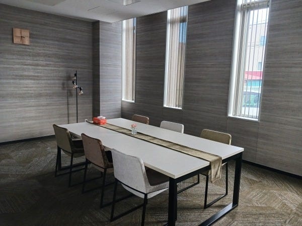 応接室に来客の際には来客対応もお願いします。