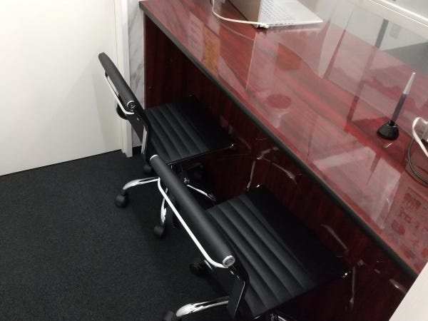 買取専門ブースです。明るく清潔感のある店内で、お客様の大切なお品物を丁寧に査定・買取致します。