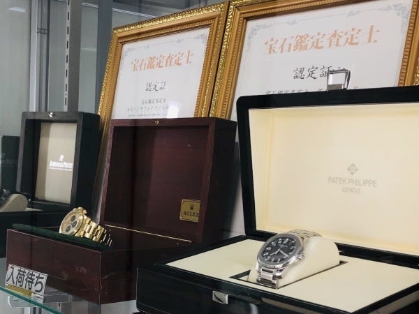 ブランド品・宝飾品・貴金属・高級腕時計などを取り扱うお仕事です。