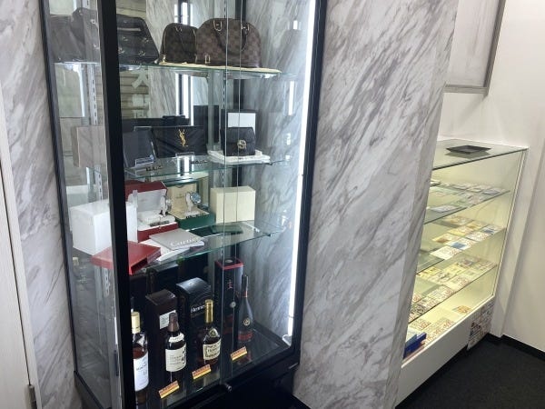 お客様からお買取したお品物は、一部店頭にて販売いたします。