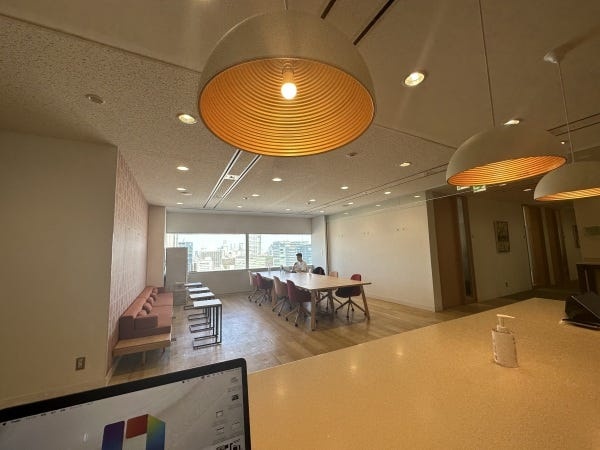 オフィスレス&コワーキングスペース活用を推進している当社で、令和スタイルの働き方を実現しましょう！（※一年目は原則出社です）