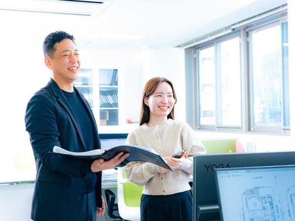 この写真は恐らく、、、営業が設計に間取りの変更依頼している状況を伝えたい写真かと、、、(*‘ω‘ *)身近な連携で即対応がEMAの良さ！！