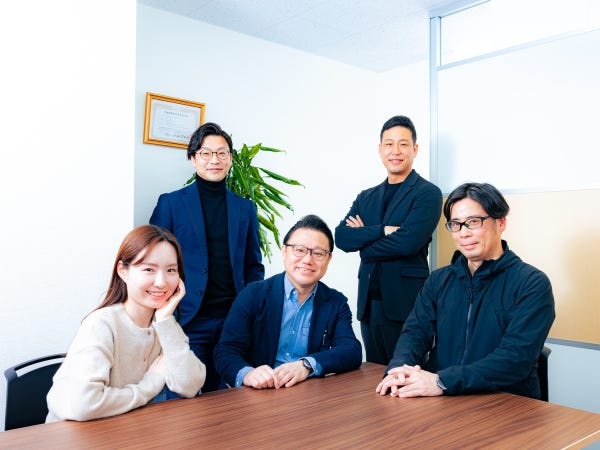 活気ある笑いが絶えない仲間たち。10：00-19：00の就業時間ですが、みな自分の仕事の役割を果たし18：00頃には帰ってます(*^-^*)