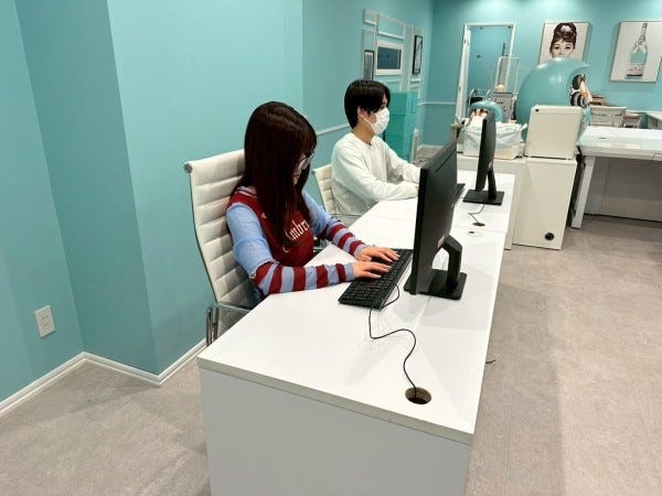 明るく清潔感のあるオフィスで、快適に働ける環境です！爽やかな水色を基調としたオフィスは、清潔感と開放感があり！