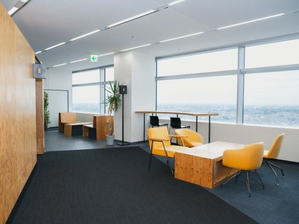 さいたま新都心駅直結のLAタワー34階オフィスです。風通しの良い社風を表し、壁が無いウッディなデザインになっています。