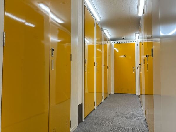 収納スペースはこんな感じで、清掃管理運用スタッフによって安心してオーナー様に貸出できるようにしております。