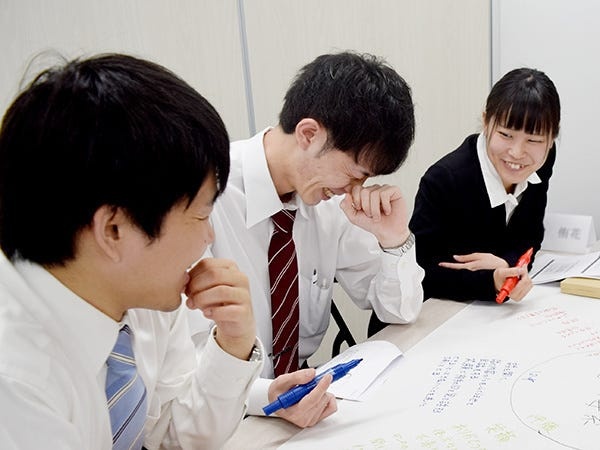 まずは、当社オリジナルの基礎研修にてビジネスマナーを身につけるところから始めましょう。その後も、段階に応じて随時研修を行なっていきます。