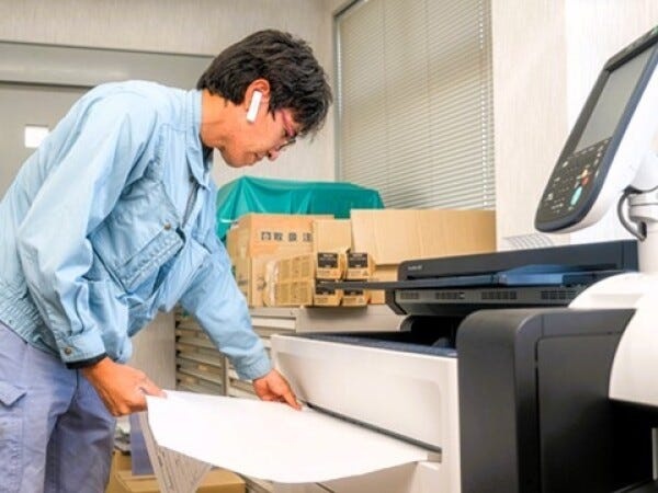 【書類作成、その他】申請書類等の作成、行政への提　出、お客様とのメール対応など、幅広い業務にたずさわります。