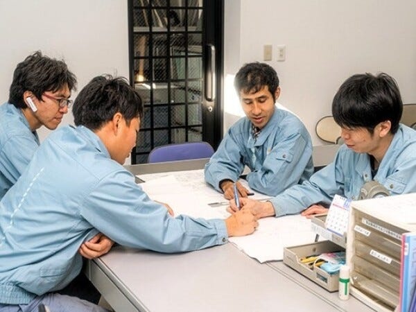 【打ち合わせ】お客様、設計事務所、他業種の担当者と連携を取りながら、工程、図面、日程のすり合わせを行います。