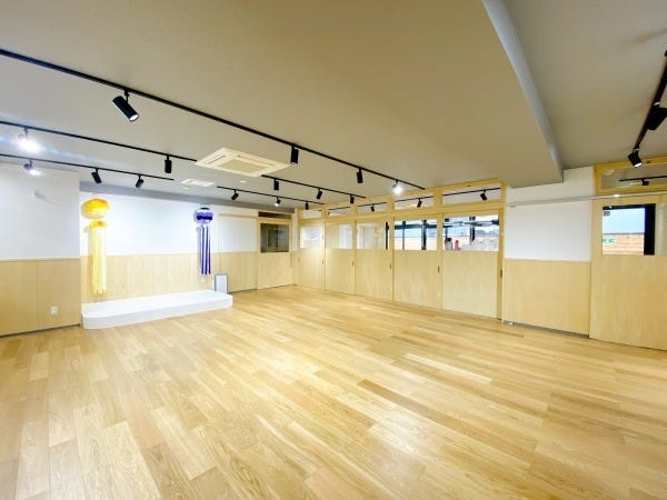 食堂＆遊戯ホール。白を基調にした木の温もりを感じられる落ち着いた雰囲気の園内です。