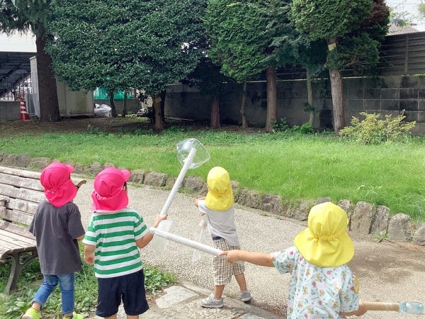「虫とりをしたい！」となれば、道具づくりから始める子どもたち