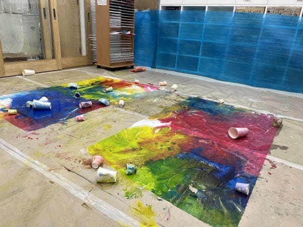 0歳児クラスの絵の具との出会い。子どもが主体的に環境に関わり、子どもからはじまる表現を大切にしています