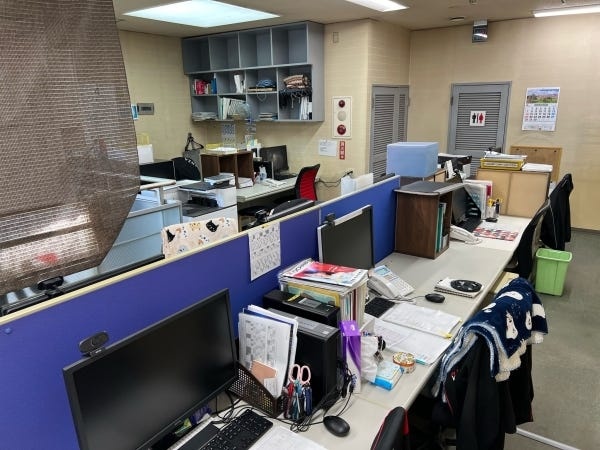 新しい人を迎えいれるため、模様替えをして空席を作りました。一緒に働いてくれる方を心からお待ちしております！！