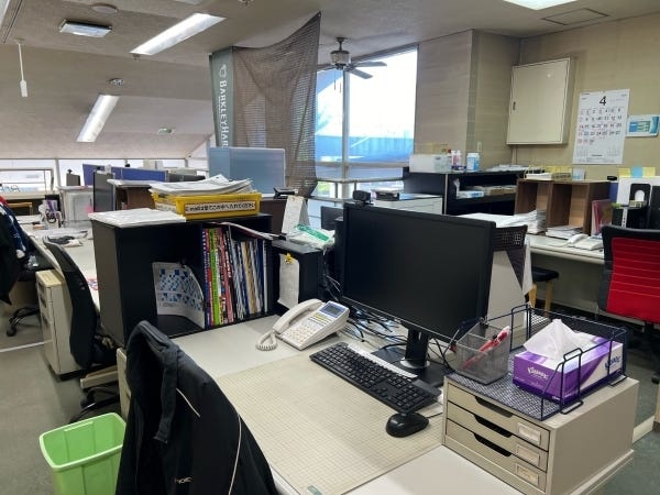 営業本部はこんな感じです。建物は年季が入っていますが最近パソコンを一新しました！少しでも仕事がしやすい環境を作っていきたいと思っています。