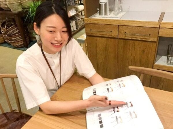 インテリアショップの販売スタッフ・正社員・自社ブランドの強みを活かす販売