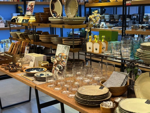 インテリアショップの販売スタッフ・正社員・自社ブランドの強みを活かす販売