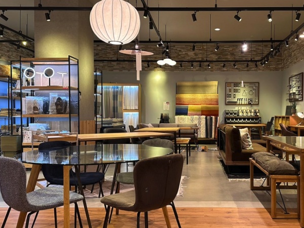 インテリアショップの販売スタッフ・正社員・自社ブランドの強みを活かす販売