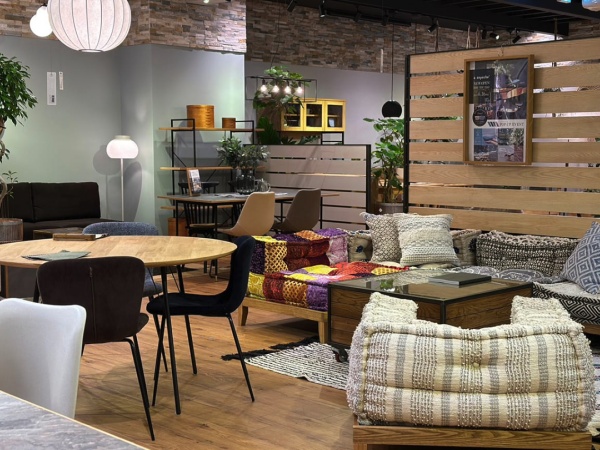 インテリアショップの販売スタッフ・正社員・自社ブランドの強みを活かす販売