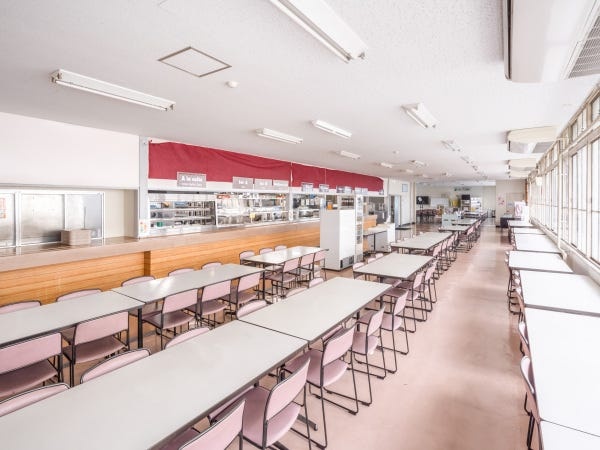 社員食堂です。日替わりの美味しいメニューが豊富で一番安いメニューでそば・うどん144円です。カレーも289円で食べれます。