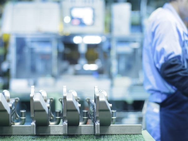 自分が携わった製品が街中を走る車に搭載されることもしばしば。当社で働く魅力のひとつです。