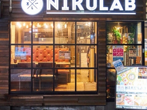 松山で一番にぎわう繁華街「大街道」に人気の4店舗を展開中！（参考写真：NIKULAB外観）