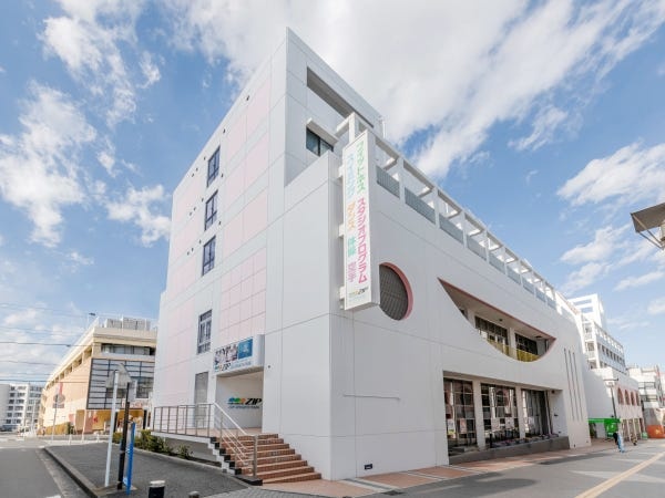 十日市場駅西口(バスロータリー側)をまっすぐ進むとすぐに縦看板が見えてきます。