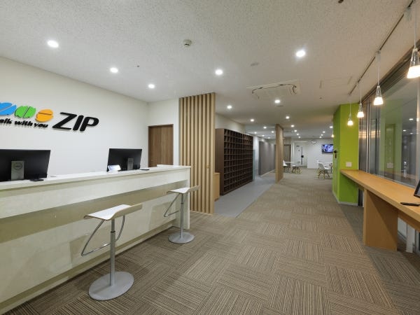 広々としたロビーにてお客様をお迎えします。