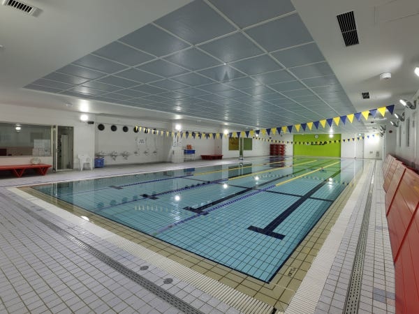 25ｍ4レーン＋10ｍスロープ(階段)のプールです。夕方からはスイミングスクール(子ども対象)にて貸し切りとなります。